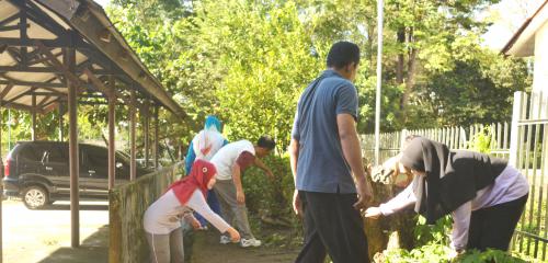 Pegawai BAPPEDA bersama-sama membersihkan pekarangann kantor