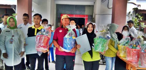 Latifah Hanum mewakili BAPPEDA menerima hadiah dari Panitia Lomba
