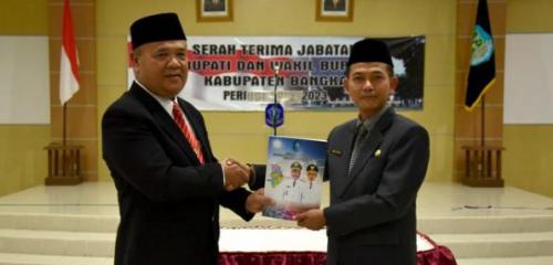 serah terima jabatan (Sertijab) Bupati Bangka dari Plh. Bupati Bangka, H. Akhmad Mukhsin, SH ke Bupati Bangka, Mulkan, SH.MH, Jum’at (28/9/2018) di Operational Room (OR) Bangka Bermartabat. (Foto Humas dan Protokol)