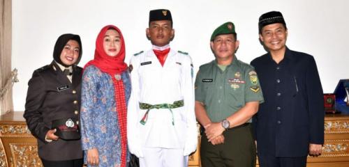 Anggota Paskibraka Kabupaten Bangka Abhirama Aydhin Arradhy berfoto bersama kedua orang tua dan pelatihnya di Paskibraka Kabupaten Bangka.