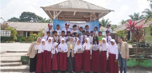 Pemberian Luaran Edukasi Guess The Prov dengan Siswa SDN 10 Bakam