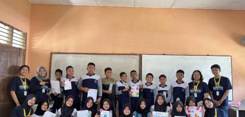 Foto Bersama SMPN 2 Bakam Setelah Program Kerja Design Thiking