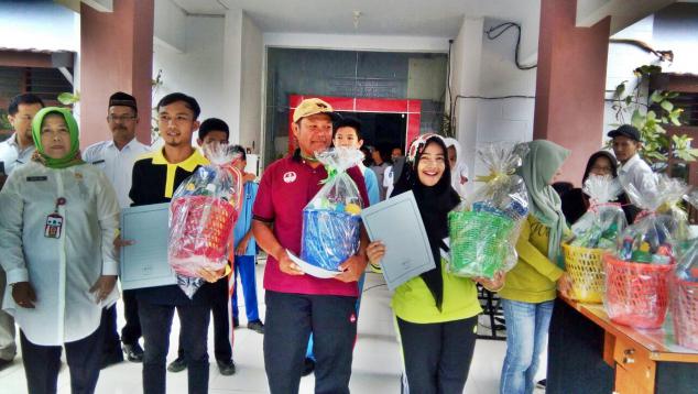 Latifah Hanum mewakili BAPPEDA menerima hadiah dari Panitia Lomba